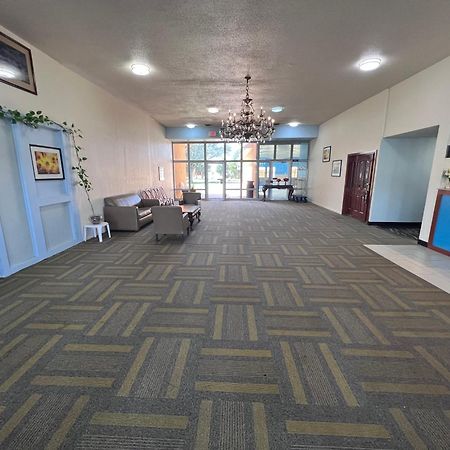 Colby Inn And Suites Екстериор снимка