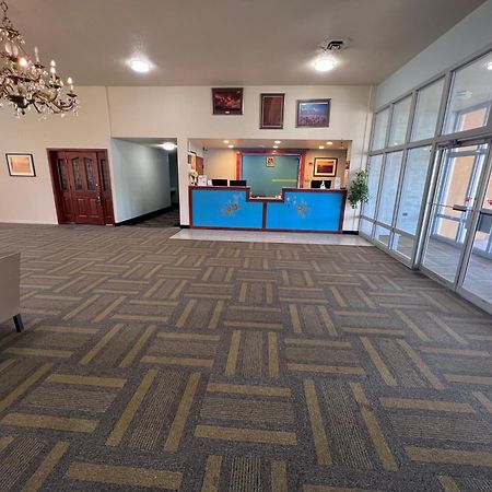 Colby Inn And Suites Екстериор снимка