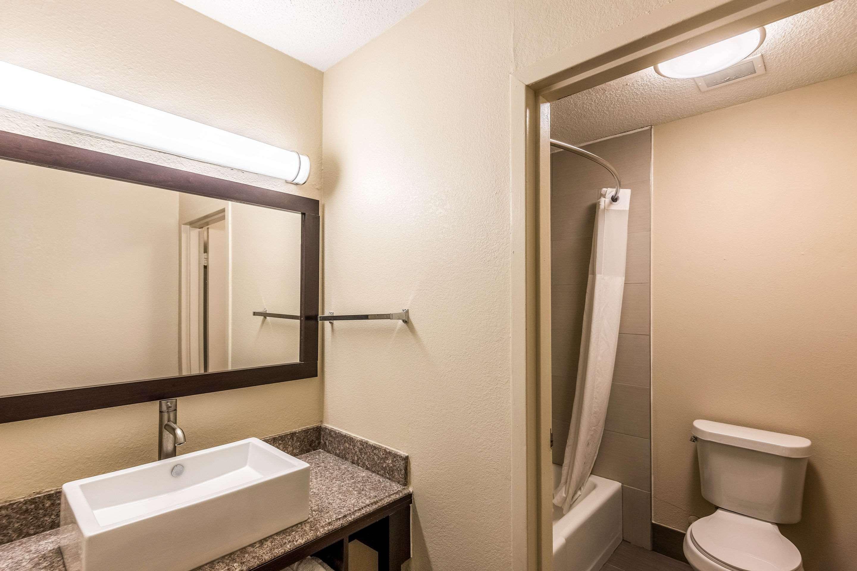 Colby Inn And Suites Екстериор снимка