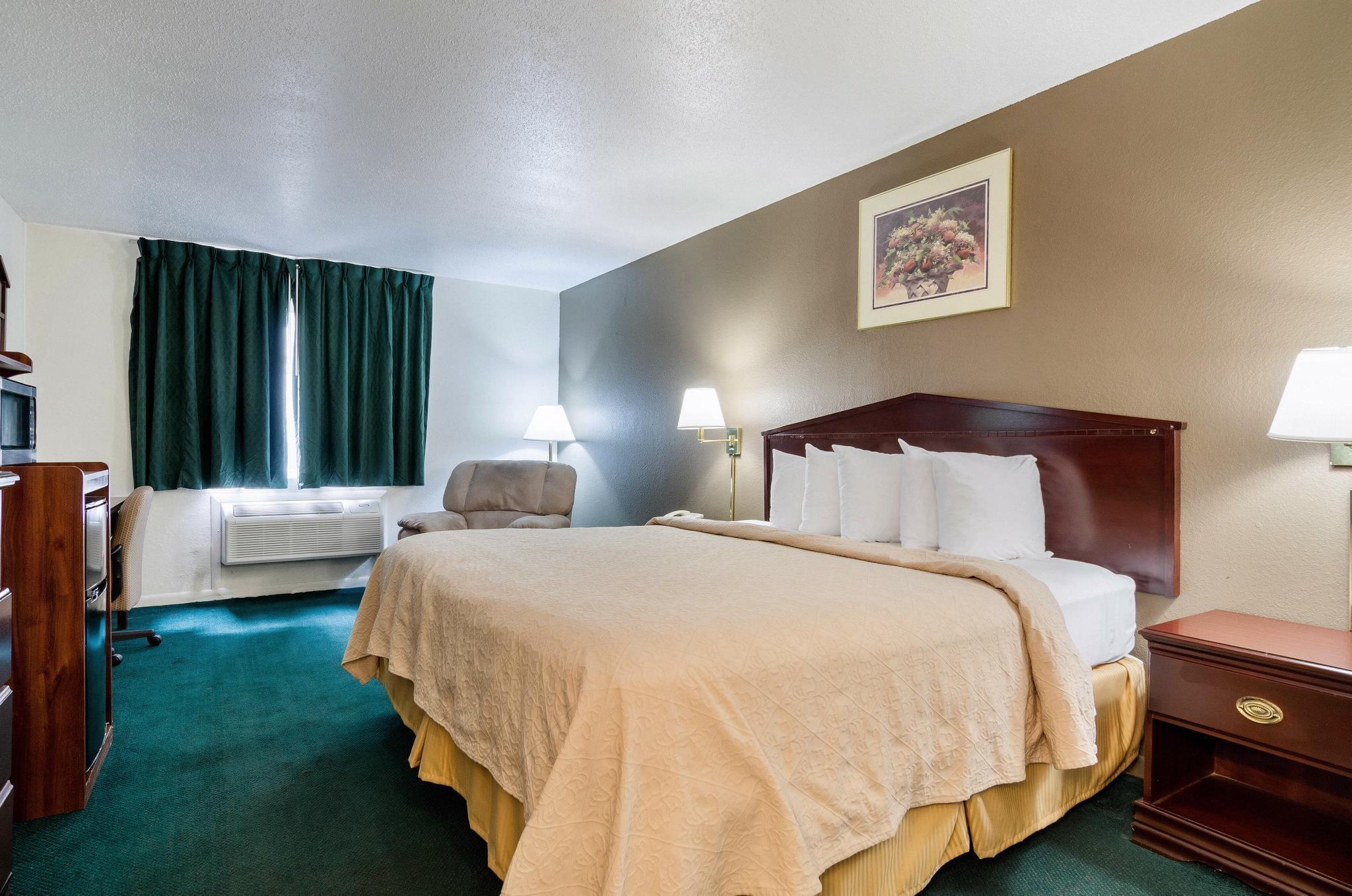 Colby Inn And Suites Екстериор снимка