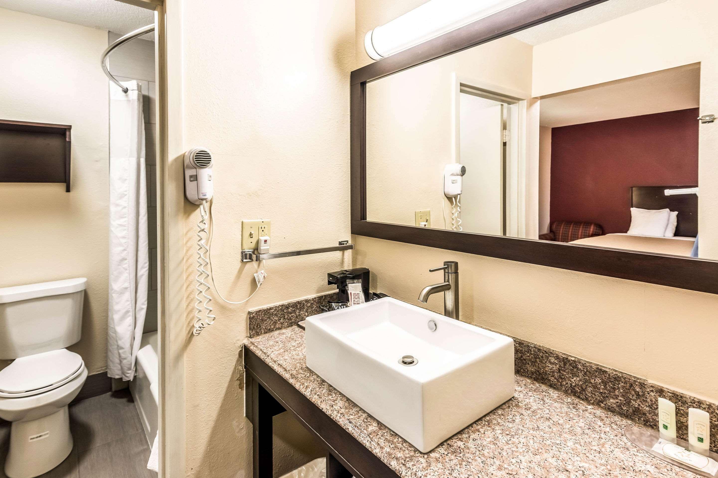 Colby Inn And Suites Екстериор снимка