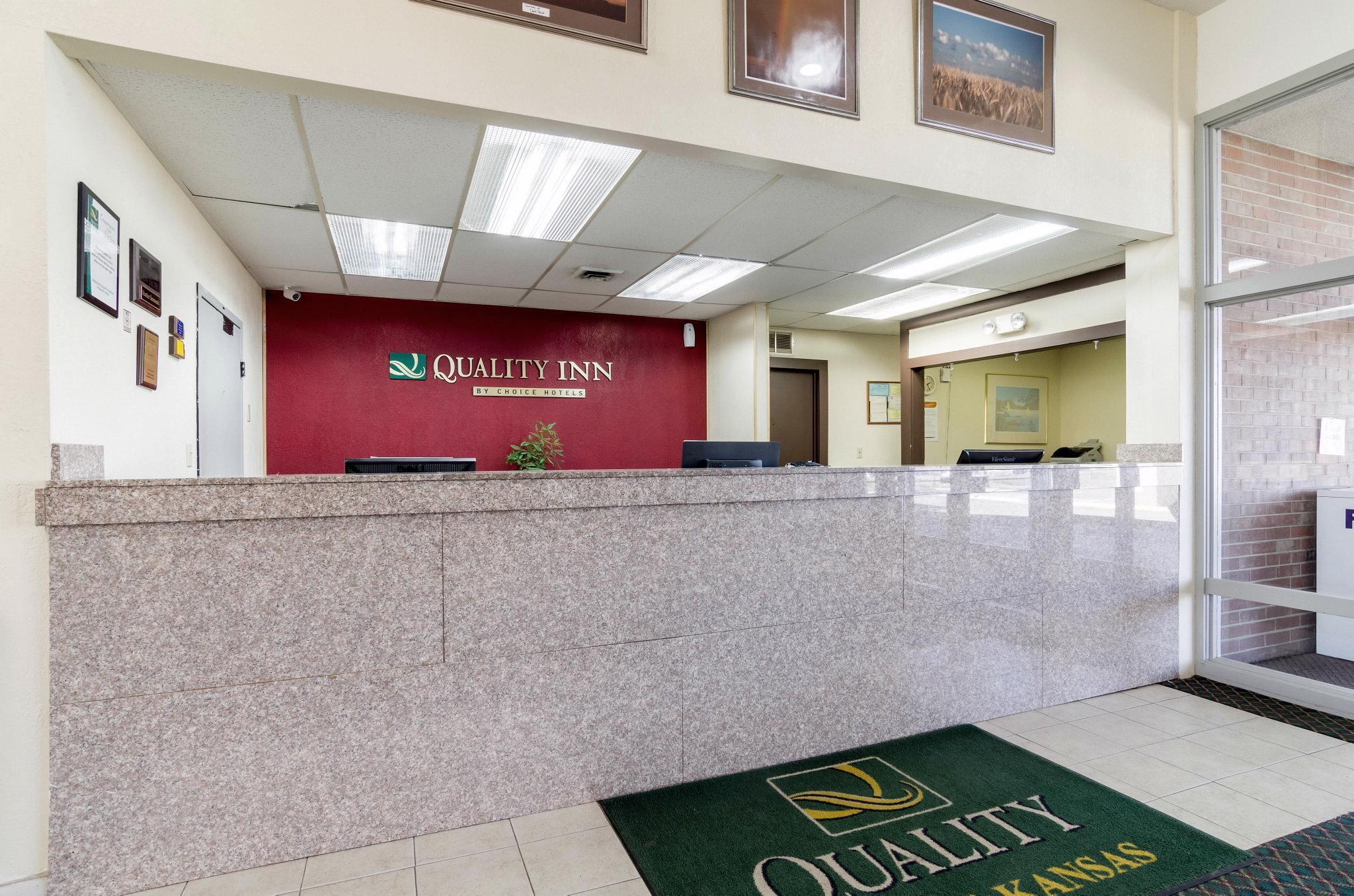 Colby Inn And Suites Екстериор снимка