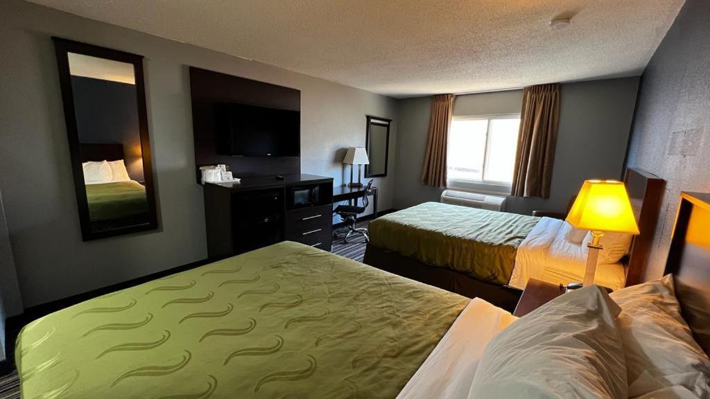 Colby Inn And Suites Екстериор снимка