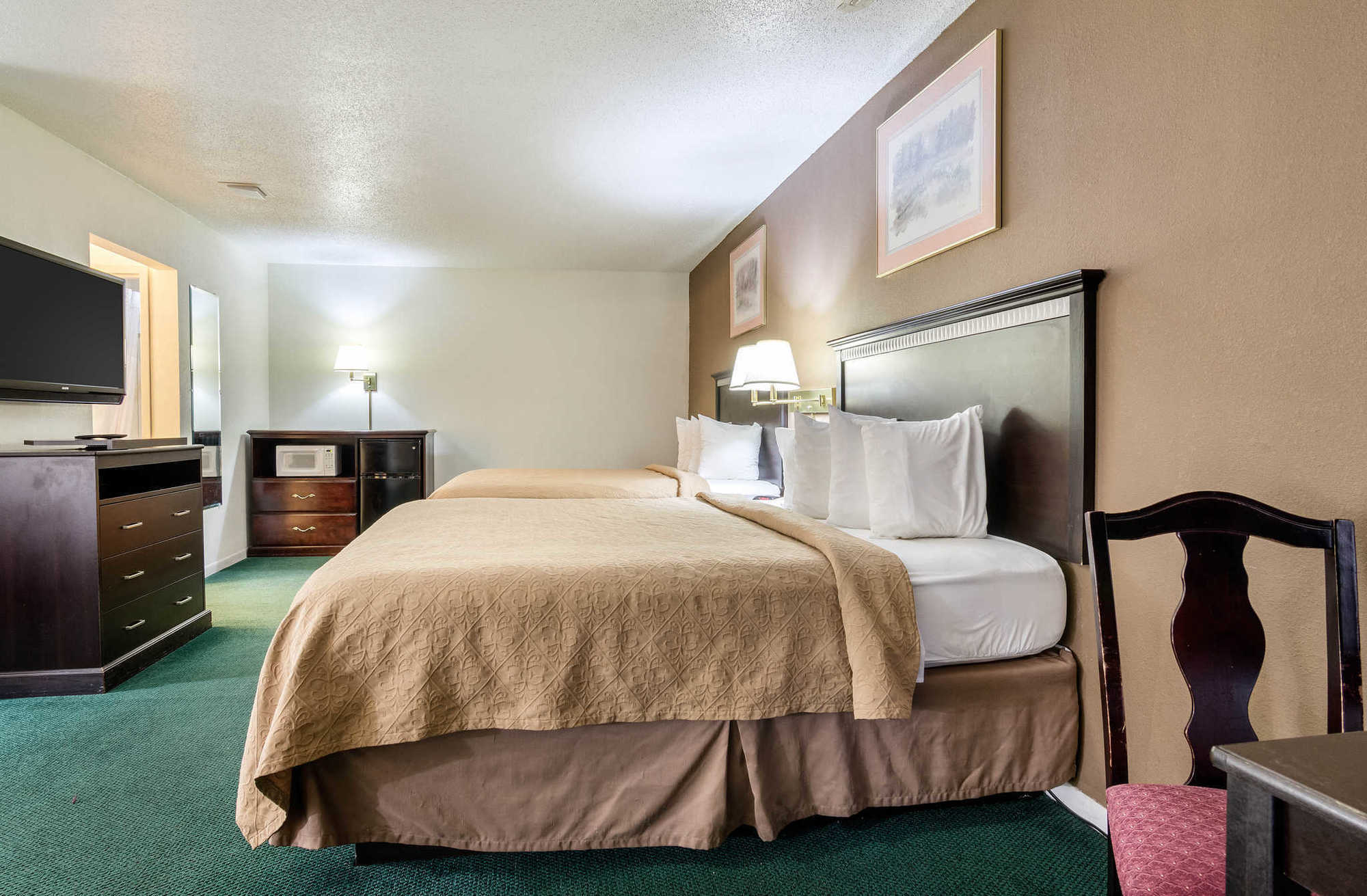 Colby Inn And Suites Стая снимка