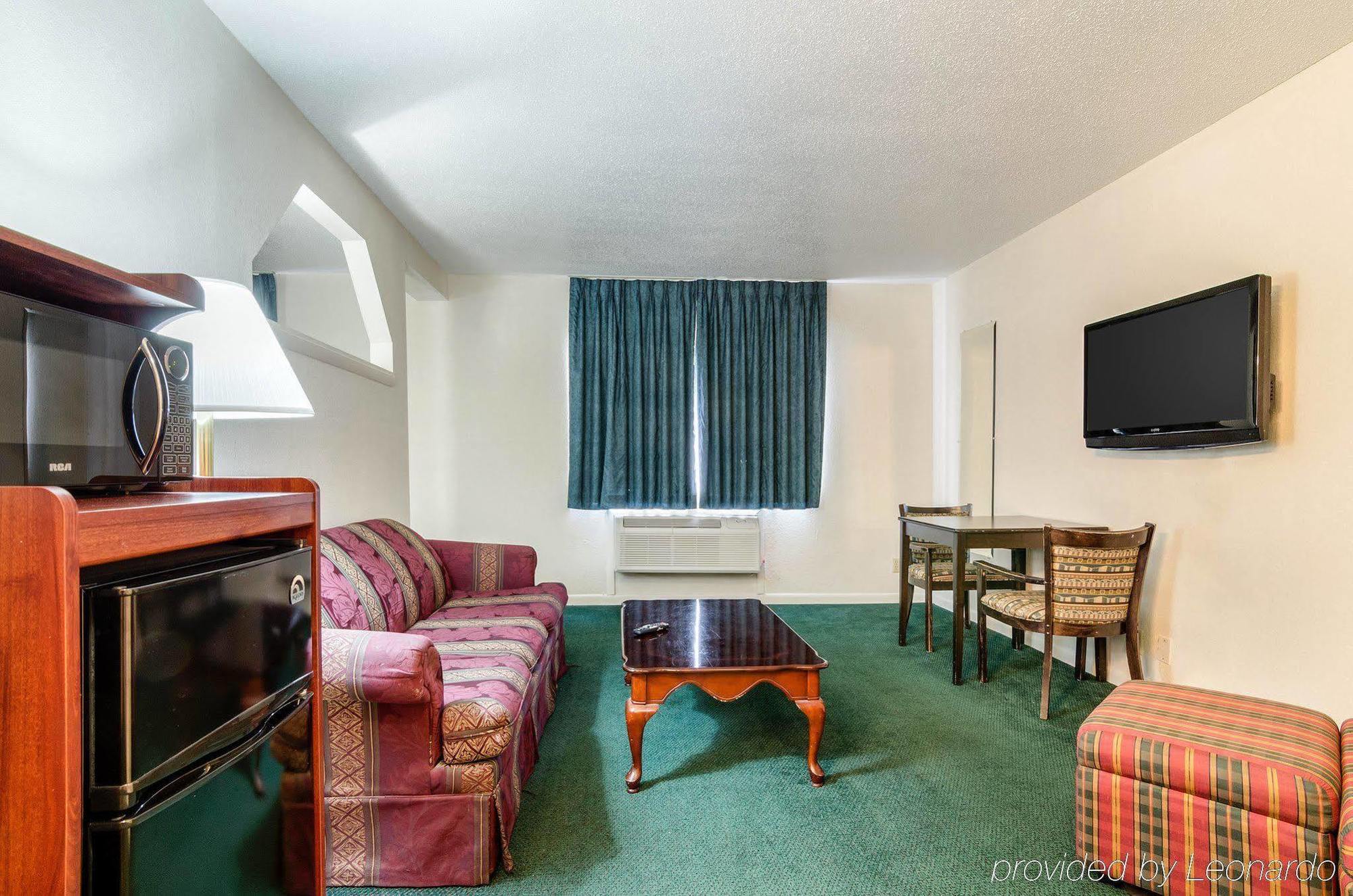 Colby Inn And Suites Екстериор снимка