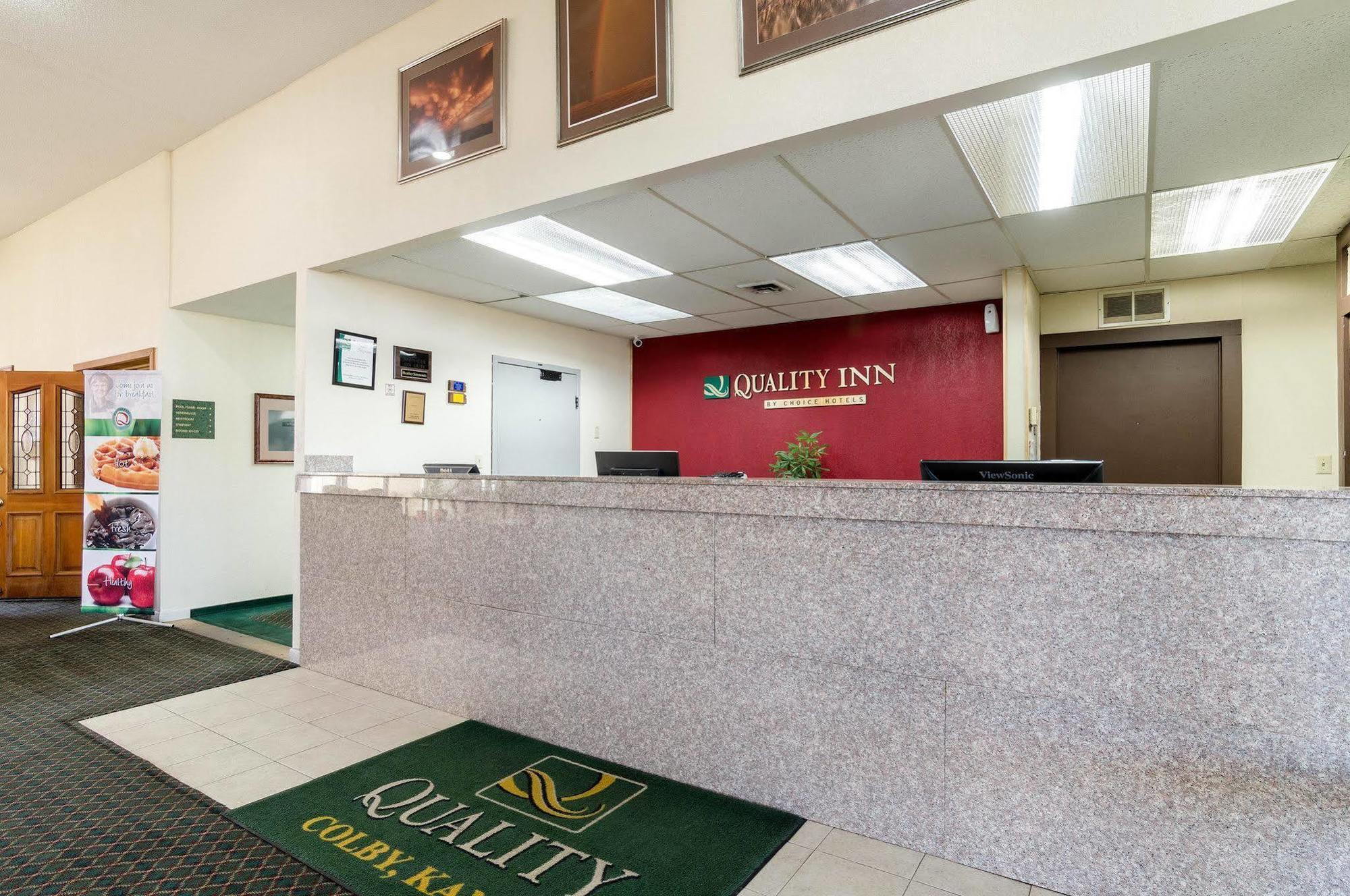 Colby Inn And Suites Екстериор снимка