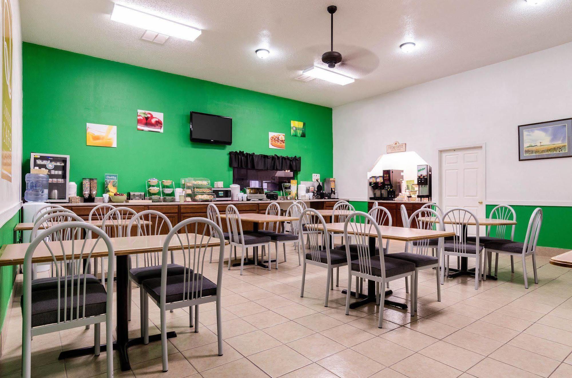 Colby Inn And Suites Екстериор снимка