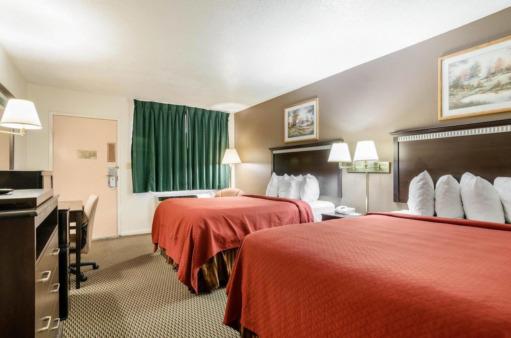 Colby Inn And Suites Екстериор снимка